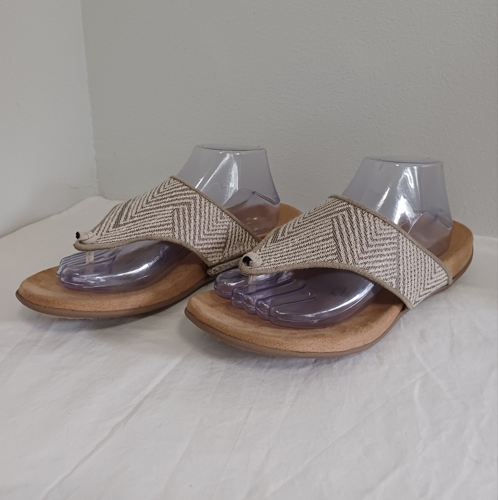 Minnetonka Mara flip-flop thong sandals cream/tan size 10suede leather